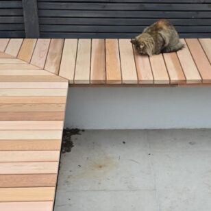 A bespoke extra wide Cedar corner bench made to measure gets the royal seal of approval. 🐈‍⬛🐈🐈‍⬛ This bespoke designed bench was made to measure to suit the walls built by the customer. Great job! 👏👏 #landscapingdesign #gardening #gardenlife #gardendesign #gardeningtrends #landscaping #planting #landscaper #landscapersofinstagram