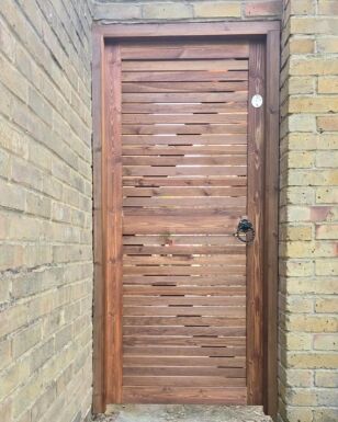 Create the perfect entrance to your garden with our Redwood gate. This one is fitted with a long throw gate lock and ring latch. Our recommended installer will remove your old gate and fit a new one! Get secure for the winter!  #gate #garden #gate #gardengate #GardenGate #slattedgate #GardenDesign